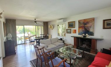 Isla del Sol | Alquiler anual amoblado | Cálida casa con pileta y gran altillo en lote interno