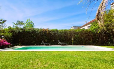 Isla del Sol | Alquiler anual amoblado | Cálida casa con pileta y gran altillo en lote interno
