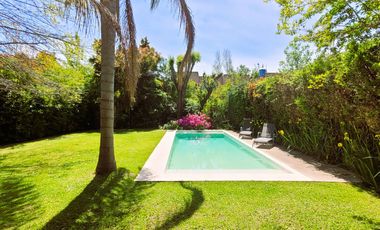 Isla del Sol | Alquiler anual amoblado | Cálida casa con pileta y gran altillo en lote interno