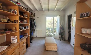 Isla del Sol | Alquiler anual amoblado | Cálida casa con pileta y gran altillo en lote interno