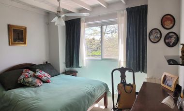 Isla del Sol | Alquiler anual amoblado | Cálida casa con pileta y gran altillo en lote interno