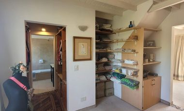 Isla del Sol | Alquiler anual amoblado | Cálida casa con pileta y gran altillo en lote interno