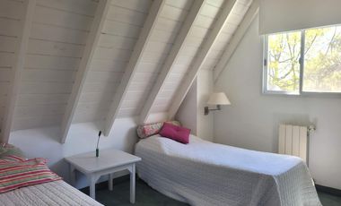 Isla del Sol | Alquiler anual amoblado | Cálida casa con pileta y gran altillo en lote interno