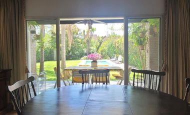 Isla del Sol | Alquiler anual amoblado | Cálida casa con pileta y gran altillo en lote interno