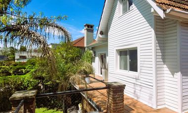 Isla del Sol | Alquiler anual amoblado | Cálida casa con pileta y gran altillo en lote interno