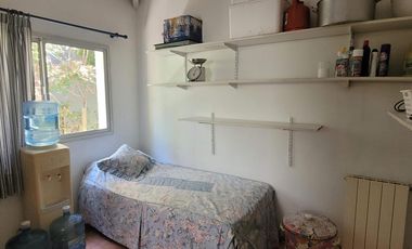 Isla del Sol | Alquiler anual amoblado | Cálida casa con pileta y gran altillo en lote interno