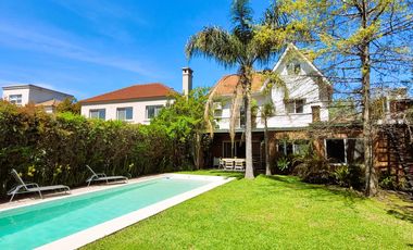 Isla del Sol | Alquiler anual amoblado | Cálida casa con pileta y gran altillo en lote interno