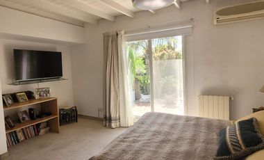 Isla del Sol | Alquiler anual amoblado | Cálida casa con pileta y gran altillo en lote interno