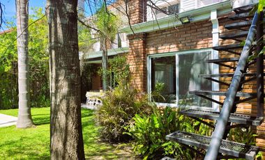 Isla del Sol | Alquiler anual amoblado | Cálida casa con pileta y gran altillo en lote interno