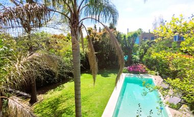 Isla del Sol | Alquiler anual amoblado | Cálida casa con pileta y gran altillo en lote interno
