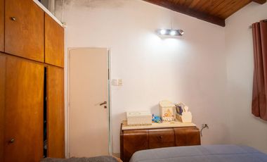 Casa al frente con cochera, 3 dormitorios patio verde con pileta y quincho