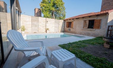Casa al frente con cochera, 3 dormitorios patio verde con pileta y quincho