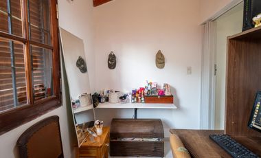 Casa al frente con cochera, 3 dormitorios patio verde con pileta y quincho
