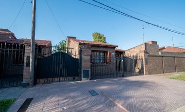 Casa al frente con cochera, 3 dormitorios patio verde con pileta y quincho