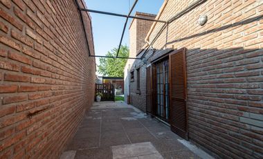 Casa al frente con cochera, 3 dormitorios patio verde con pileta y quincho