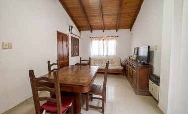 Casa al frente con cochera, 3 dormitorios patio verde con pileta y quincho