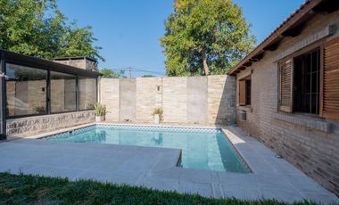 Casa al frente con cochera, 3 dormitorios patio verde con pileta y quincho