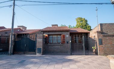 Casa al frente con cochera, 3 dormitorios patio verde con pileta y quincho