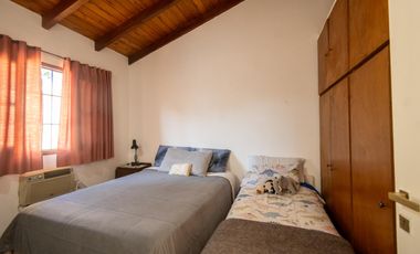 Casa al frente con cochera, 3 dormitorios patio verde con pileta y quincho