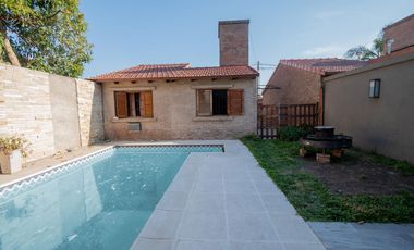 Casa al frente con cochera, 3 dormitorios patio verde con pileta y quincho