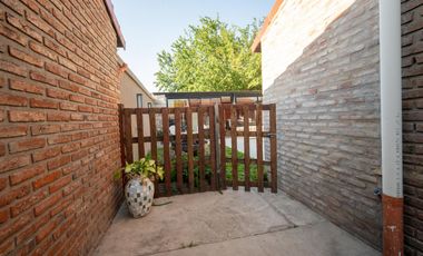 Casa al frente con cochera, 3 dormitorios patio verde con pileta y quincho