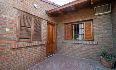 Casa al frente con cochera, 3 dormitorios patio verde con pileta y quincho