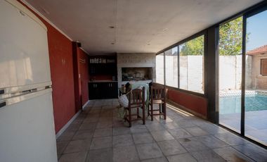 Casa al frente con cochera, 3 dormitorios patio verde con pileta y quincho