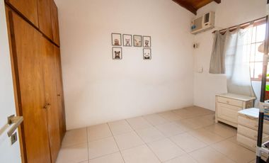 Casa al frente con cochera, 3 dormitorios patio verde con pileta y quincho