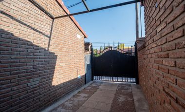 Casa al frente con cochera, 3 dormitorios patio verde con pileta y quincho