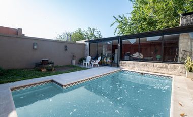 Casa al frente con cochera, 3 dormitorios patio verde con pileta y quincho