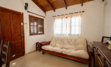 Casa al frente con cochera, 3 dormitorios patio verde con pileta y quincho