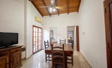 Casa al frente con cochera, 3 dormitorios patio verde con pileta y quincho