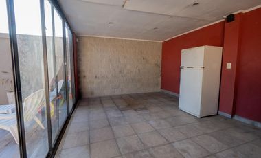 Casa al frente con cochera, 3 dormitorios patio verde con pileta y quincho