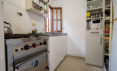 Casa al frente con cochera, 3 dormitorios patio verde con pileta y quincho