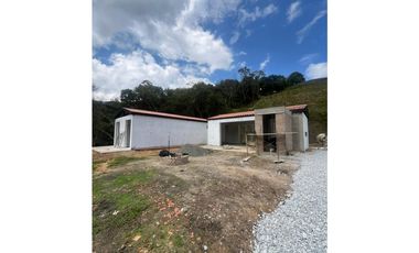Casa finca para estrenar, en Marinilla Vereda Las Mercedes 