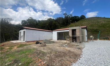 Casa finca para estrenar, en Marinilla Vereda Las Mercedes 