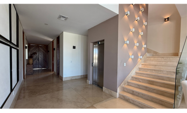 Casa en venta Puerto Cancún frente al canal con muelle
