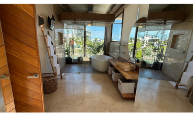 Casa en venta Puerto Cancún frente al canal con muelle