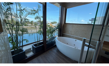 Casa en venta Puerto Cancún frente al canal con muelle