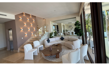 Casa en venta Puerto Cancún frente al canal con muelle