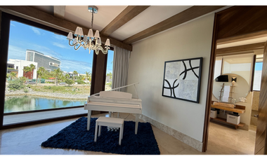 Casa en venta Puerto Cancún frente al canal con muelle
