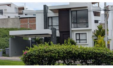 En venta casa de 5 habitaciones urb. Altos de Manta Beach