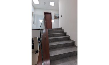 En venta casa de 5 habitaciones urb. Altos de Manta Beach