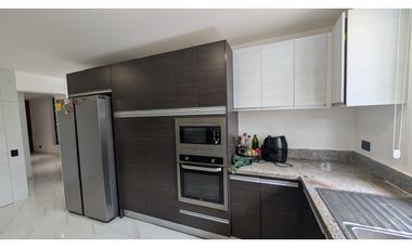 En venta casa de 5 habitaciones urb. Altos de Manta Beach
