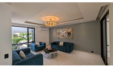 En venta casa de 5 habitaciones urb. Altos de Manta Beach