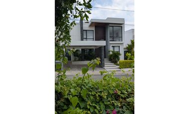En venta casa de 5 habitaciones urb. Altos de Manta Beach