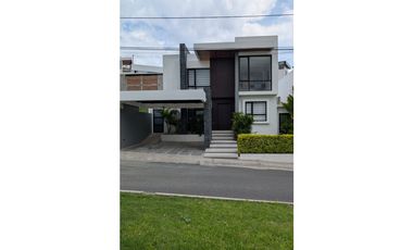 En venta casa de 5 habitaciones urb. Altos de Manta Beach