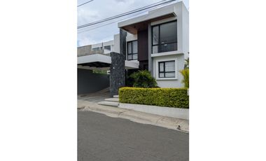 En venta casa de 5 habitaciones urb. Altos de Manta Beach