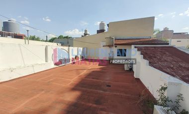 ALQUILER - CASA 4 AMBIENTES CON GARAGE, PATIO Y TERRAZA - VILLA REAL