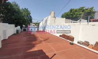 ALQUILER - CASA 4 AMBIENTES CON GARAGE, PATIO Y TERRAZA - VILLA REAL